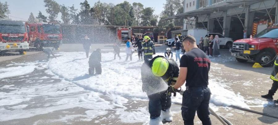 طلاب الجماهيري شقيب السلام في محطة الإطفاء المركزية في بئر السبع 